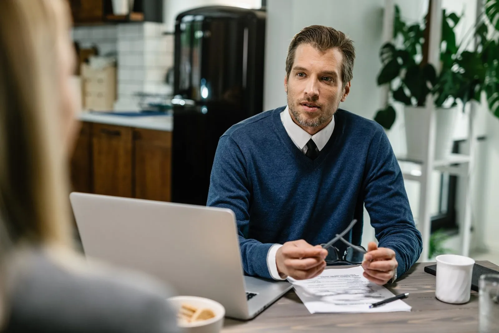 Un conseiller présente une solution de financement à un client