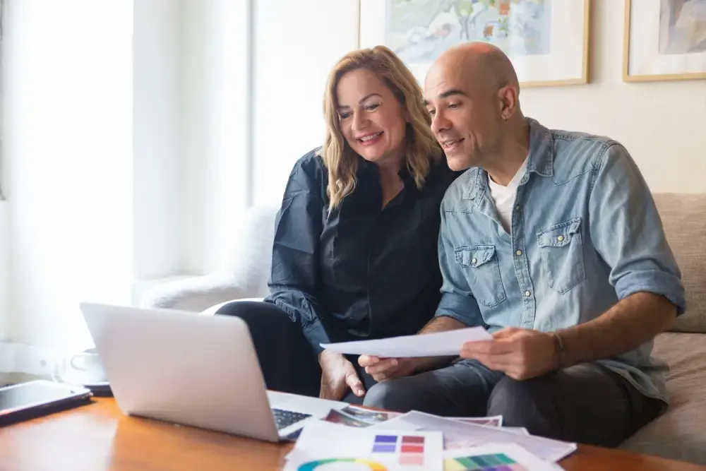 Couple en rendez-vous avec un conseiller en gestion de patrimoine