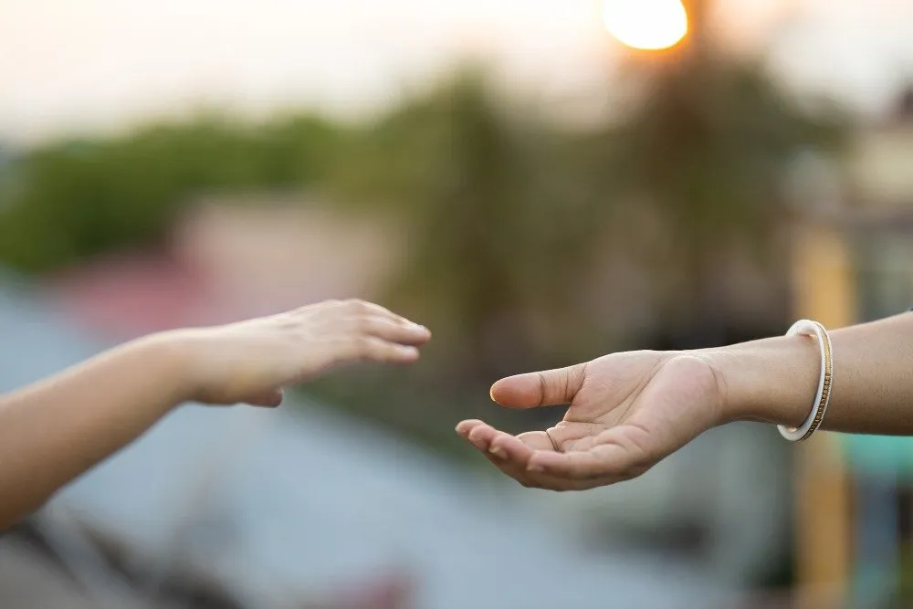 Mains se touchant, symbole de confiance et d'accompagnement